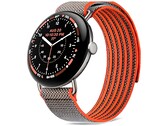 Zegarek posiada kopertę o średnicy 45 mm w kolorze Satin Pyrite oraz pasek Performance Loop w kolorze Rye, pokryty powłoką hydrofobową.