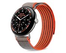Zegarek posiada kopertę o średnicy 45 mm w kolorze Satin Pyrite oraz pasek Performance Loop w kolorze Rye, pokryty powłoką hydrofobową.