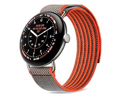 Zegarek posiada kopertę o średnicy 45 mm w kolorze Satin Pyrite oraz pasek Performance Loop w kolorze Rye, pokryty powłoką hydrofobową.