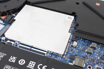 2x sloty DDR5 SODIMM pod aluminiową osłoną. W naszym testowym egzemplarzu możemy zauważyć lekkie szumy elektroniczne lub wycie cewek