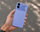 Telefon Nothing Phone (4b) w kolorze niebieskim.