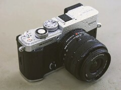 Projekt pióra OM Pen czerpie inspirację z modelu Olympus Pen z 1959 roku.