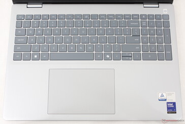 Podobna klawiatura do Inspiron 16 Plus, ale ze zintegrowanym numpadem