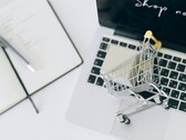 Miniaturowy koszyk na klawiaturze laptopa, z napisem „Kup teraz” na ekranie