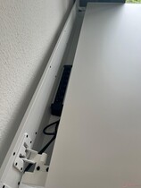 Umieszczenie dużej listwy zasilającej w korytku kablowym nie stanowi żadnego problemu.