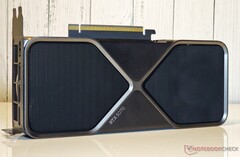 24 GB pamięci VRAM w mobilnym RTX 5090 może pomóc mu prześcignąć desktopowego RTX 5070 w wyższych rozdzielczościach i ustawieniach graficznych (źródło obrazu: Notebookcheck)
