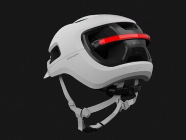 Kask pełni również funkcję kierunkowskazu.