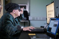 Pacjent przechodzi szkolenie po otrzymaniu elektronicznego implantu oka PRIMA (źródło zdjęcia: Moorfields Eye Hospital)