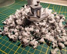 Benchy unosi się na plastikowych odpadach