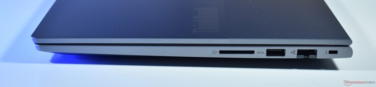po prawej stronie: czytnik kart SD, złącze USB A 3.2 Gen 1, gniazdo Ethernet RJ45, zamek Kensington
