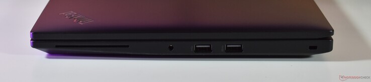 prawo: Czytnik kart Smarcard, złącze audio 3,5 mm, USB-A 2.0, USB-A 3.2 Gen 1, gniazdo Kensington Lock