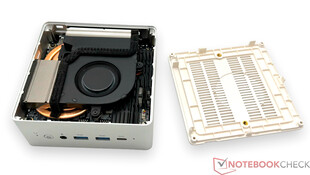 Minisforum Venus Series NAB9 ze zdjętą dolną pokrywą