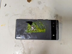 Co najmniej dwa Pixele 6a zapaliły się w ciągu ostatniego miesiąca. (Źródło obrazu: użytkownik Reddit u/zaliver)
