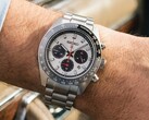 Prospex Speedtimer Solar HBJ001 ze srebrną tarczą i czarnymi małymi tarczami, noszony na nadgarstku, z czarną lunetą ze skalą tachymetryczną i bransoletą ze stali nierdzewnej.