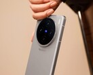 Vivo X100s ma okrągły poczwórny aparat z logo Zeiss. (Zdjęcie: GSMarena)