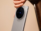 Vivo X100s ma okrągły poczwórny aparat z logo Zeiss. (Zdjęcie: GSMarena)