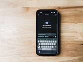 Smartfon z wyświetloną na ekranie aplikacją DeepSeek