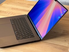 Obecna generacja MacBooków Pro jest wyposażona w miniaturowe wyświetlacze LED i konstrukcję, która jest dość masywna jak na standardy Apple.