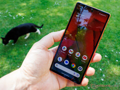 Nawet starzejący się Pixel 7a powinien teraz otrzymać ulepszenie GPU dzięki nowszym sterownikom. (Źródło obrazu: Notebookcheck)