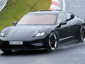 Nowe Porsche Taycan EV wygląda ostro na zdjęciach szpiegowskich z testów na torze Nürburgring dzięki zaktualizowanej grafice i przeprojektowanym reflektorom. (Źródło zdjęcia: Auto Express)