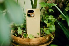 Realme 16 Pro Plus posiada odblaskowy moduł kamery i specjalny dotyk z tyłu.