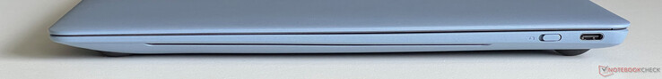 Po prawej: migawka kamery internetowej, USB-C 3.2 Gen 2 (10 Gbit/s, DisplayPort, Power Delivery)