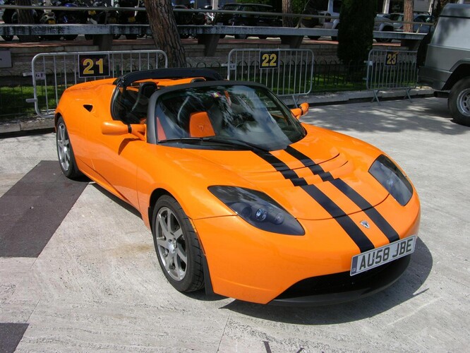 Oryginalny Roadster z 2008 r. był pierwszym samochodem produkcyjnym Tesli (źródło: Wikimedia)