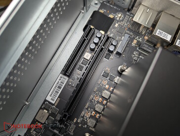 2 gniazda PCIe