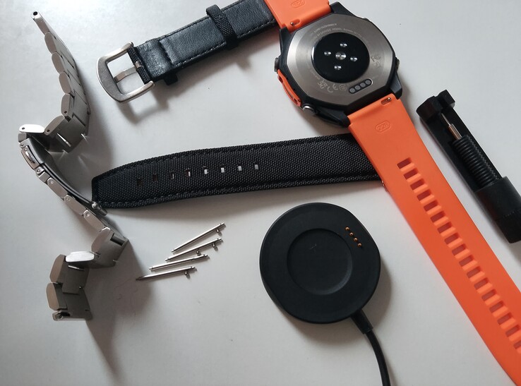 W pudełku: 3 różne opaski; narzędzia; magnetyczny kabel USB do ładowania; drukowana dokumentacja