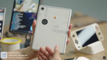 Działający prototyp Ayaneo Gaming Pad ma pojedynczą tylną kamerę zamiast dwóch, jak pokazano na wcześniejszych renderach. (Źródło zdjęcia: Ayaneo)