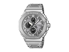 Casio GMC-B2100ADS-1A ma wieloczęściową konstrukcję z widocznymi przejściami między bezelem, środkową częścią obudowy i kopertą.