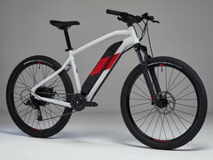 Decathlon Rockrider E-ST 100 e-MTB z 2023 roku posiada kilka modernizacji. (Źródło obrazu: Cleanrider)