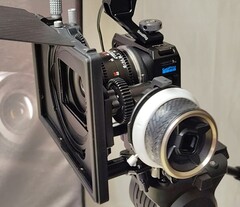 Kamera GoPro Mission 1 Pro ILS z obiektywem Laowa 17mm T1.9 MFT Cine, zamontowana w klatce Small Rig z follow focusem i matte boxem.