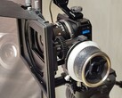 Kamera GoPro Mission 1 Pro ILS z obiektywem Laowa 17mm T1.9 MFT Cine, zamontowana w klatce Small Rig z follow focusem i matte boxem.