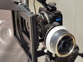 Kamera GoPro Mission 1 Pro ILS z obiektywem Laowa 17mm T1.9 MFT Cine, zamontowana w klatce Small Rig z follow focusem i matte boxem.