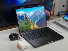 Nadchodzący MacBook Pro z ekranem OLED może być znacznie lżejszy, ale niektórzy fani obawiają się kompromisów w kwestii czasu pracy na baterii, chłodzenia i portów.