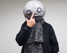 Zdjęcie twórcy Nier, Yoko Taro, w jego masce