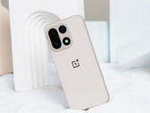 Nowo udostępnione próbki aparatów pokazują w akcji czujniki główne i teleobiektywy. Na zdjęciu: tył OnePlus 15. (Źródło zdjęcia: OnePlus)