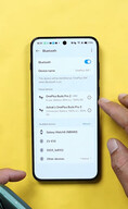 Ekran ustawień Bluetooth w telefonie OnePlus 15R, na którym widoczne są dwie pary słuchawek OnePlus Buds podłączone jednocześnie, co ilustruje działanie nowej funkcji podwójnego dźwięku.