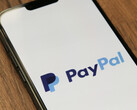 Użytkownicy PayPal (logo na zdjęciu) mogą teraz dokonywać natychmiastowych płatności za pośrednictwem ChatGPT (Źródło obrazu: Marques Thomas - Unsplash)