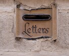Kamienna skrzynka na listy z napisem „Letters” wyrytym na ścianie