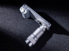 Vivo X300 Ultra z dołączonymi akcesoriami do aparatu.