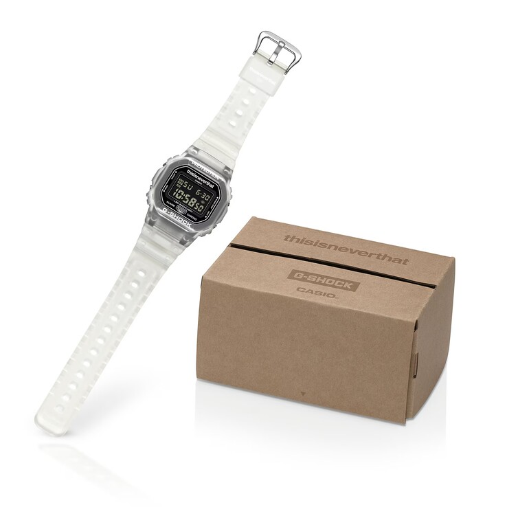 Oryginalne opakowanie modelu G-Shock DW-5600TNT-7, prezentowane obok samego zegarka.