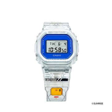 Zbliżenie zegarka Casio G-Shock DW-5600GM26-7DR z przezroczystą kopertą i niebieskim pierścieniem bezela