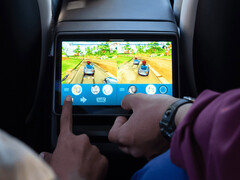 Dzieci grające w gry zręcznościowe z tyłu Tesli Model Y. (Źródło zdjęcia: Tesla)