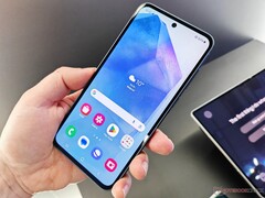 Samsung Galaxy A55 5G może instalować aktualizacje w tle. (Zdjęcie: Notebookcheck)