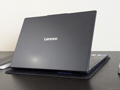 IdeaPad Slim 3 15 15IRH10R przeszedł na proporcje 16:10 z większym panelem dotykowym, ale zastrzeżony port ładowania AC pozostawia kwaśny posmak (źródło obrazu: Notebookcheck)