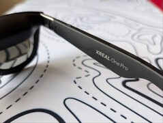 Xreal One Pro prawa skroń z brandingiem