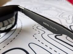 Xreal One Pro prawa skroń z brandingiem