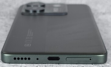spód obudowy (głośnik, mikrofon, port USB, tacka na kartę SIM/microSD)